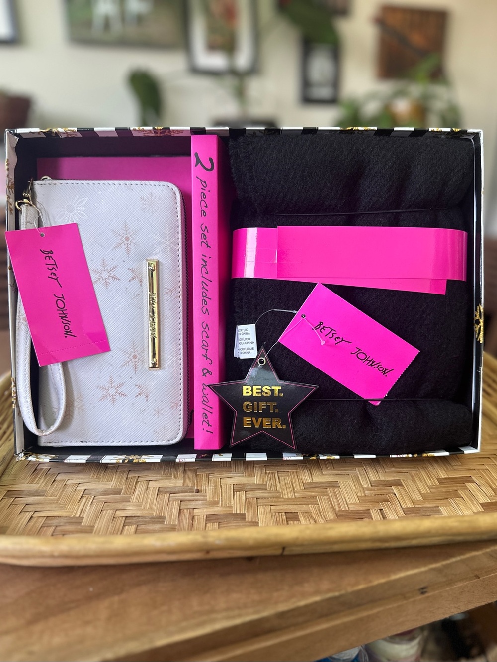 NWT Betsey Johnson 2-Piece Gift Set Snowflake Wristlet Wallet & Fringe Scarf